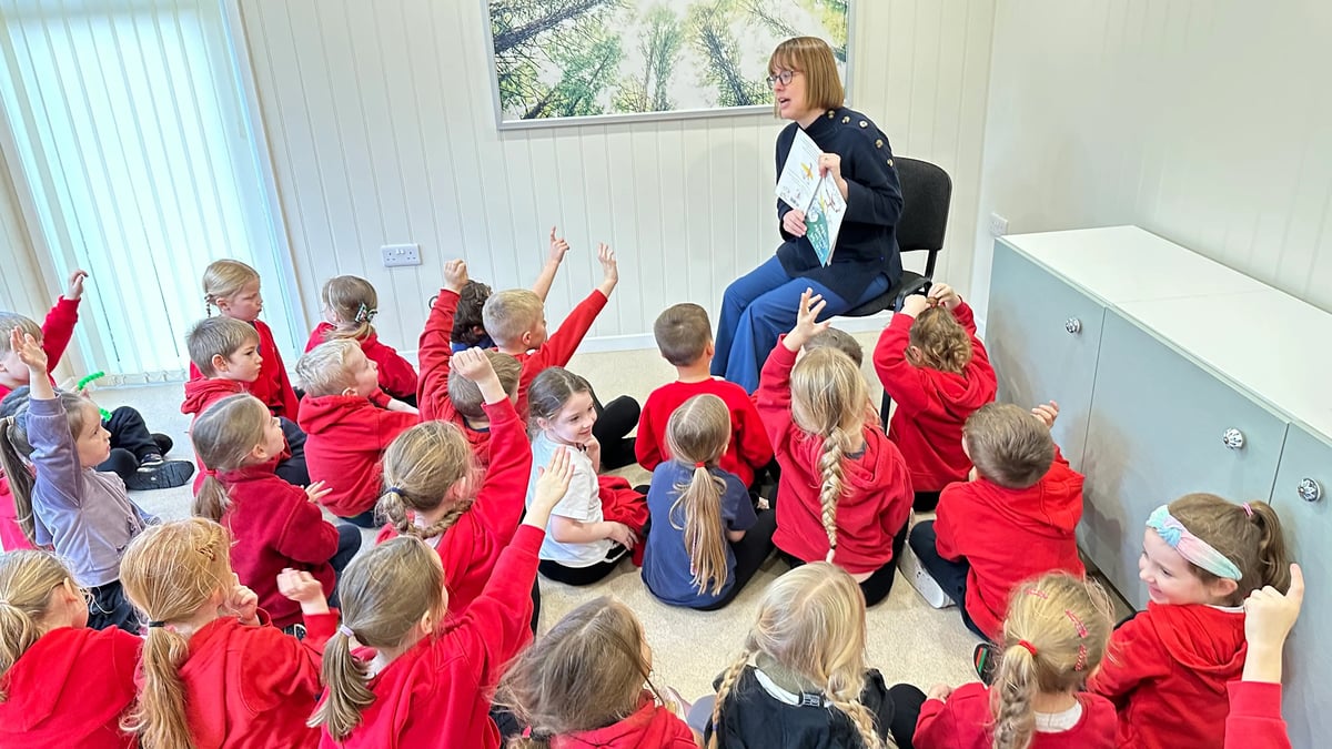 whole class reading group using outdoor classroom 